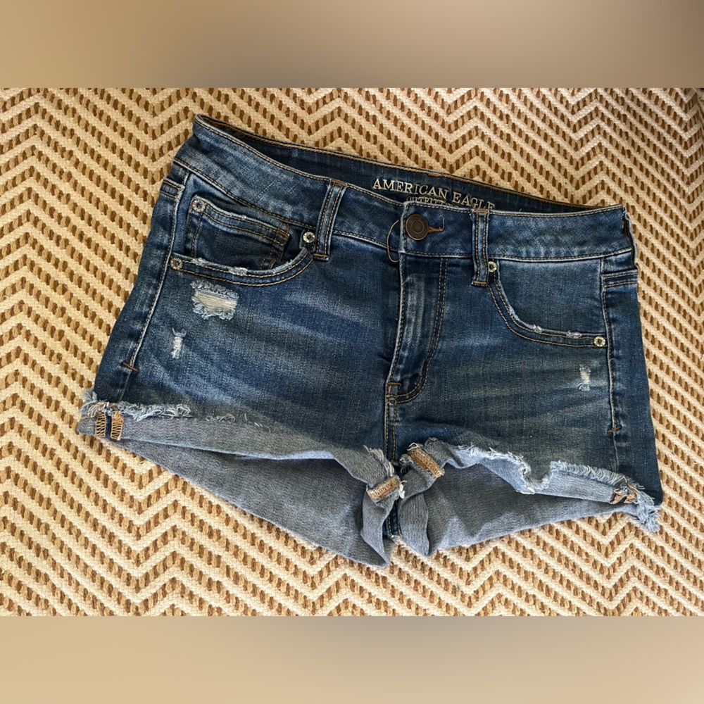 American Eagle size 6 shortie blue jean shorts EUC frayed hem